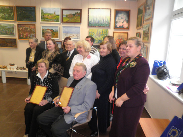 Konkursinės parodos laureatai su Utenos tautodailininkais ir organizatoriais Konkursinės parodos laureatai su Utenos tautodailininkais ir organizatoriais
