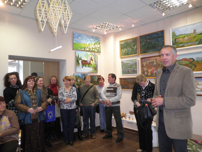 Į parodą suvažiavo daug tautodailės kūrėjų ir svečių Į parodą suvažiavo daug tautodailės kūrėjų ir svečių