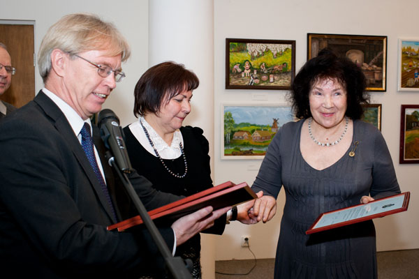 Seimo narys Donatas Jankauskas įteikia Seimo padėkos raštą Reginai Juodžbalienei