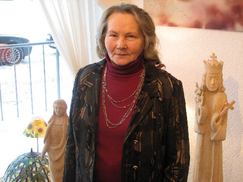 A. Araminienė tarp savo kūrinių