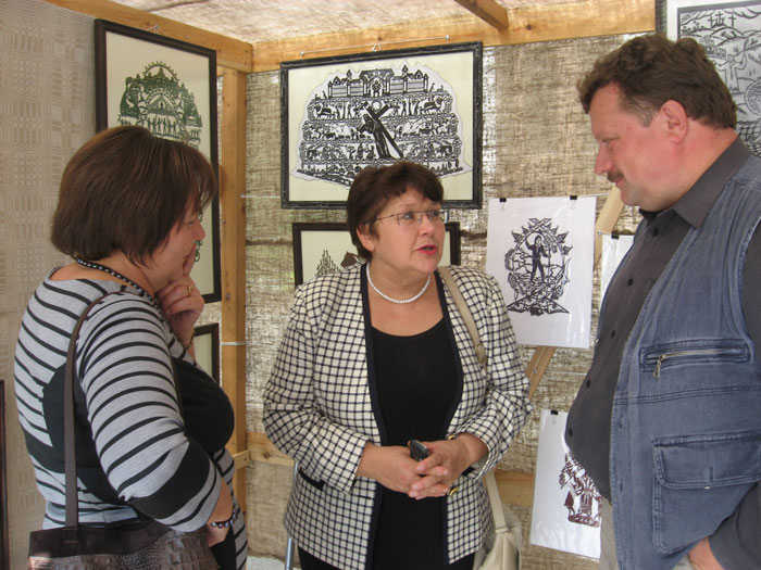 Z. Kelmickaitė ir R. Kraujalienė prie K. Navicko karpinių